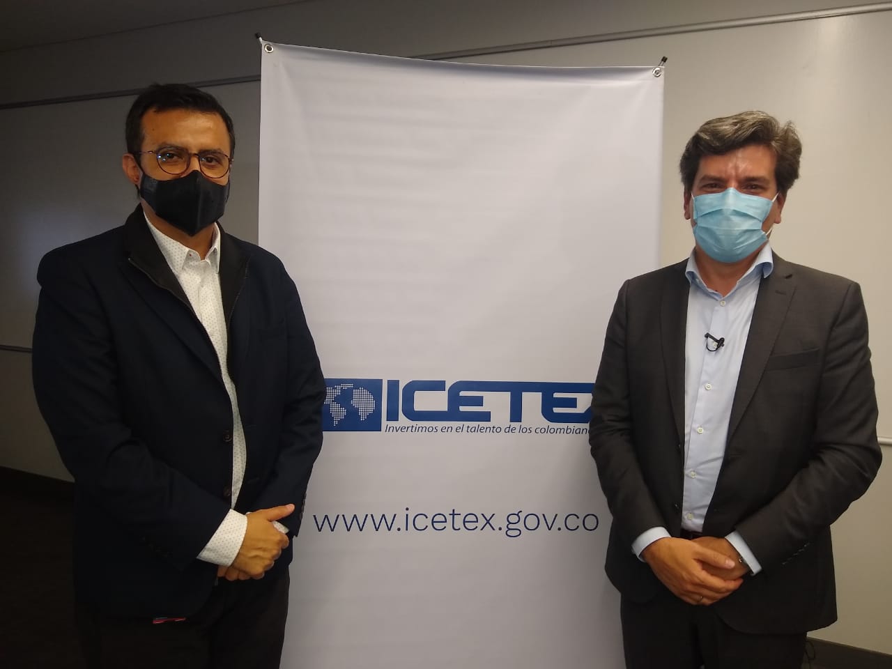 Foto derecha: rector IU Digital, Jasson de la Rosa y Manuel Acevedo Jaramillo, presidente del ICETEX