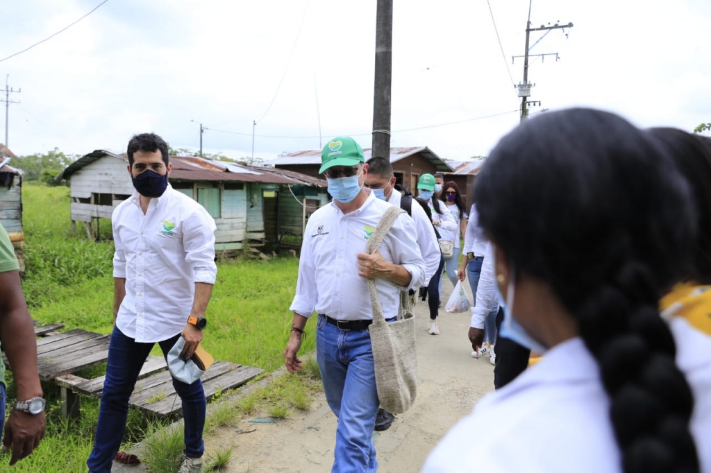 El gobernador (e) de Antioquia, Luis Fernando Suárez, visitó el municipio de Murindó para conocer de primera mano la difícil situación de orden público que allí se vive