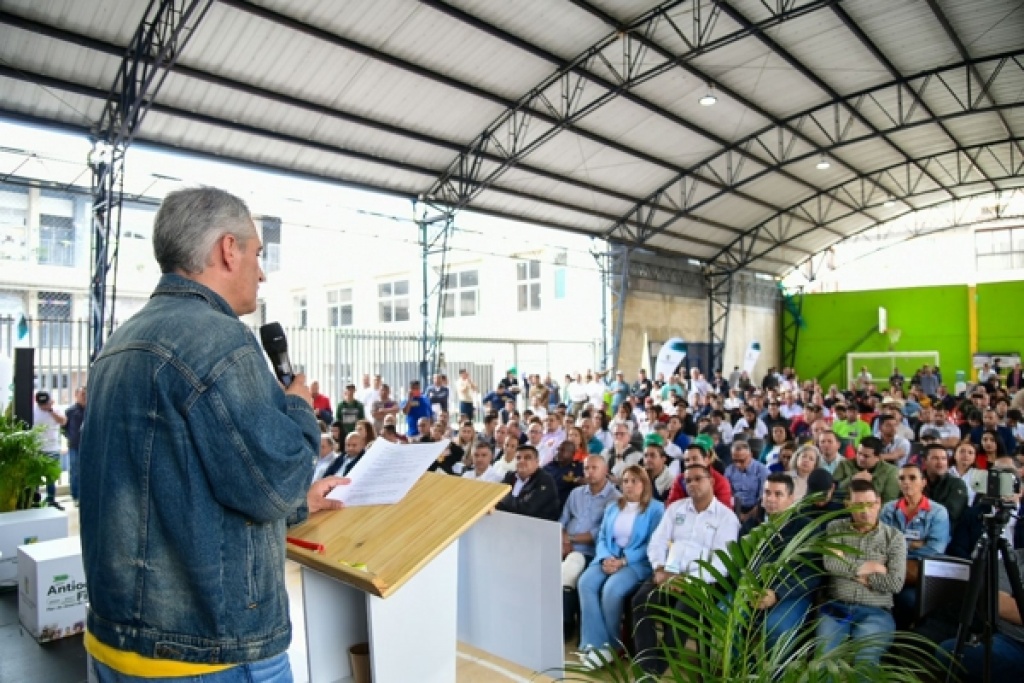 “Yo le pido al Gobierno Nacional que deje atrás la campaña; lo necesitamos haciendo y dejando hacer”: gobernador Andrés Julián