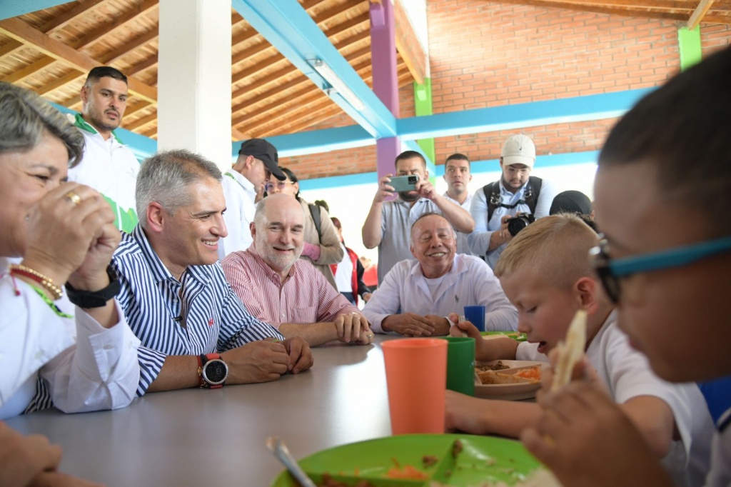 En una institución educativa rural de El Peñol, Gobernador Andrés Julián lanzó el programa de jornada extendida educativa