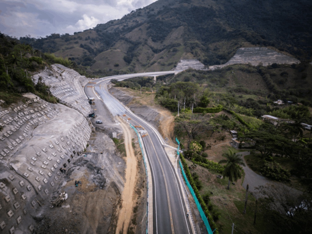 “Es un pecado que no la estemos utilizando”: Gobernador Andrés Julián al Concesionario Pacífico 1 para que habilite los 12 km de vía entre Amagá y Titiribí