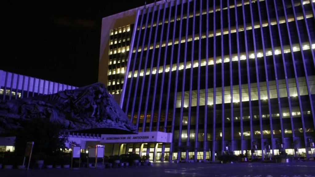 El edificio de la Gobernación se viste de azul