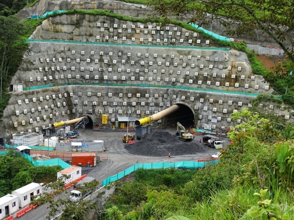 Primer kilómetro excavado en el Túnel del Toyo