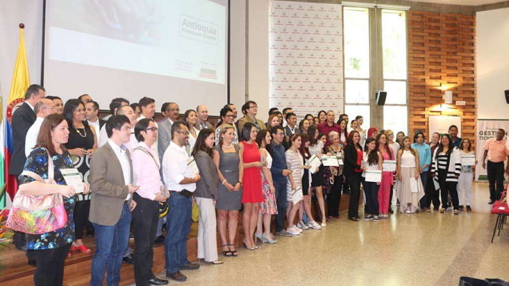 Gobernación premió a los mejores en innovación e investigación de Antioquia