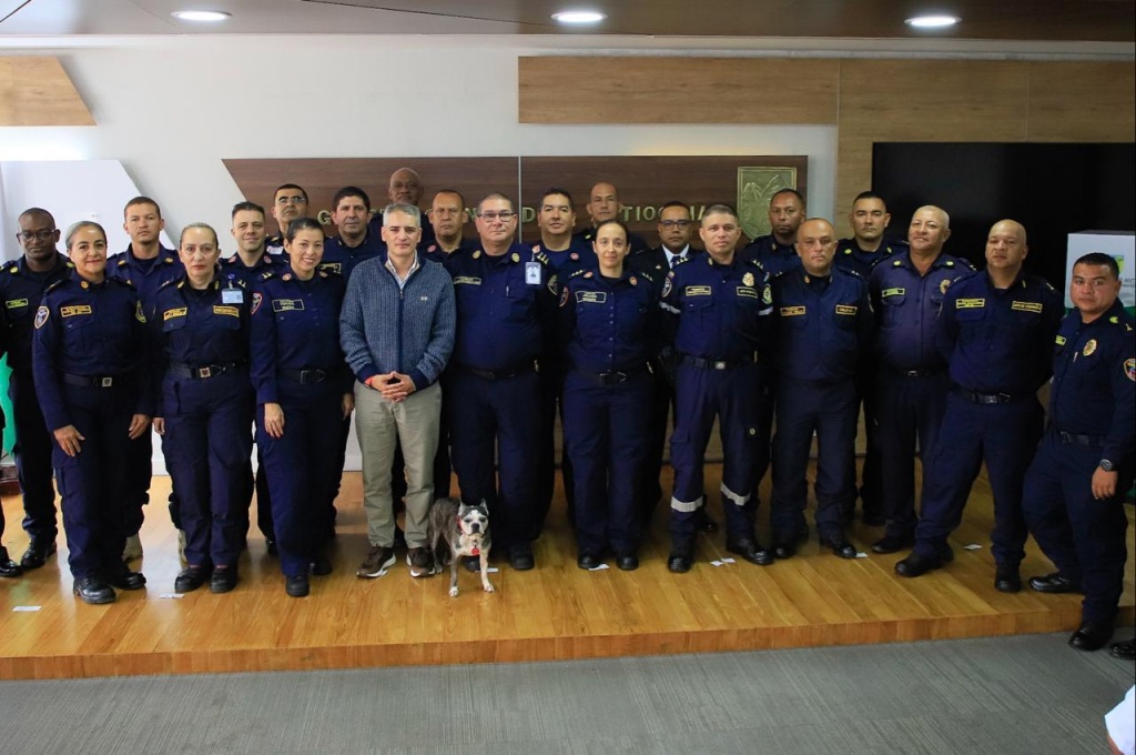 Gobernador Andrés Julián presidió acto de ascenso de bomberos voluntarios del departamento