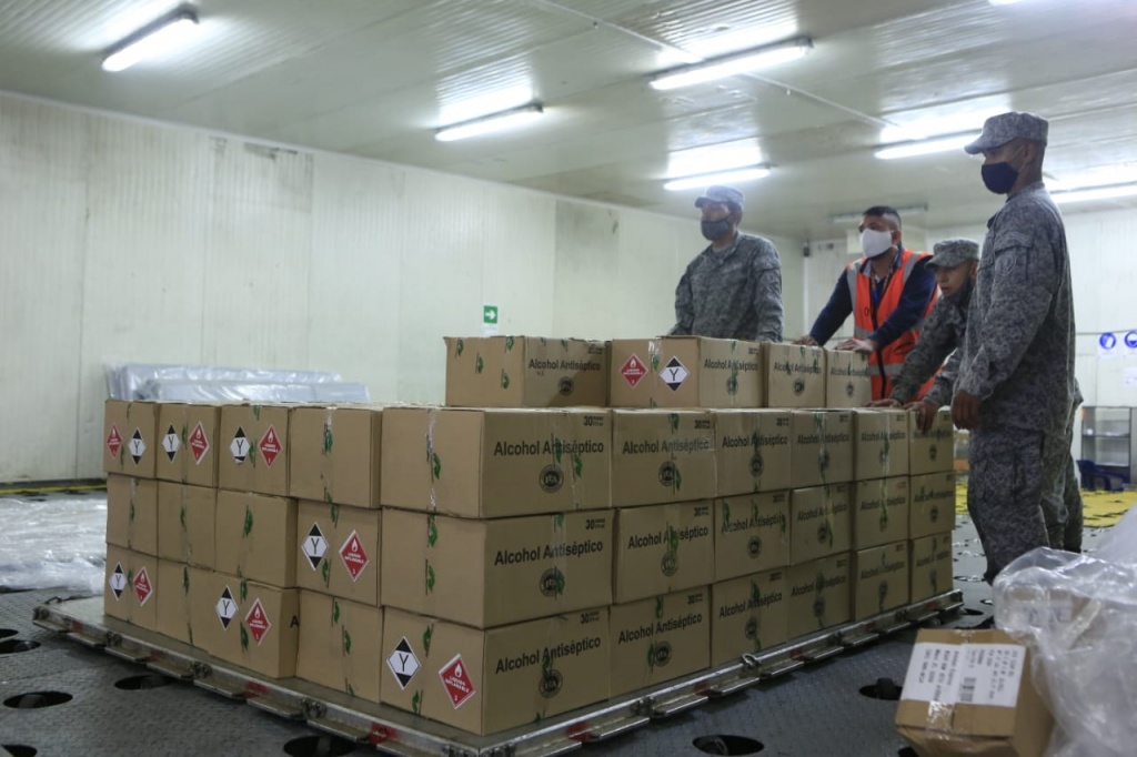 Este sábado se enviaron al Amazonas 20.000 botellas de alcohol antiséptico de la Fábrica de Licores de Antioquia