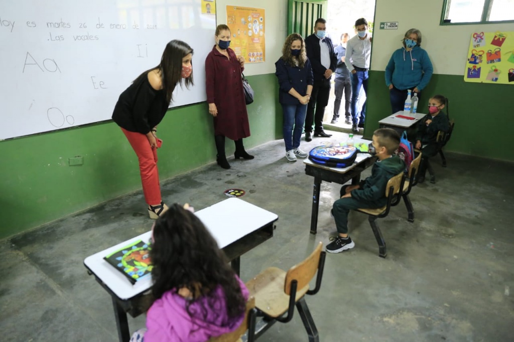 Ministra de Educación visitó instituciones educativas que iniciaron clases bajo el modelo de Alternancia en Antioquia