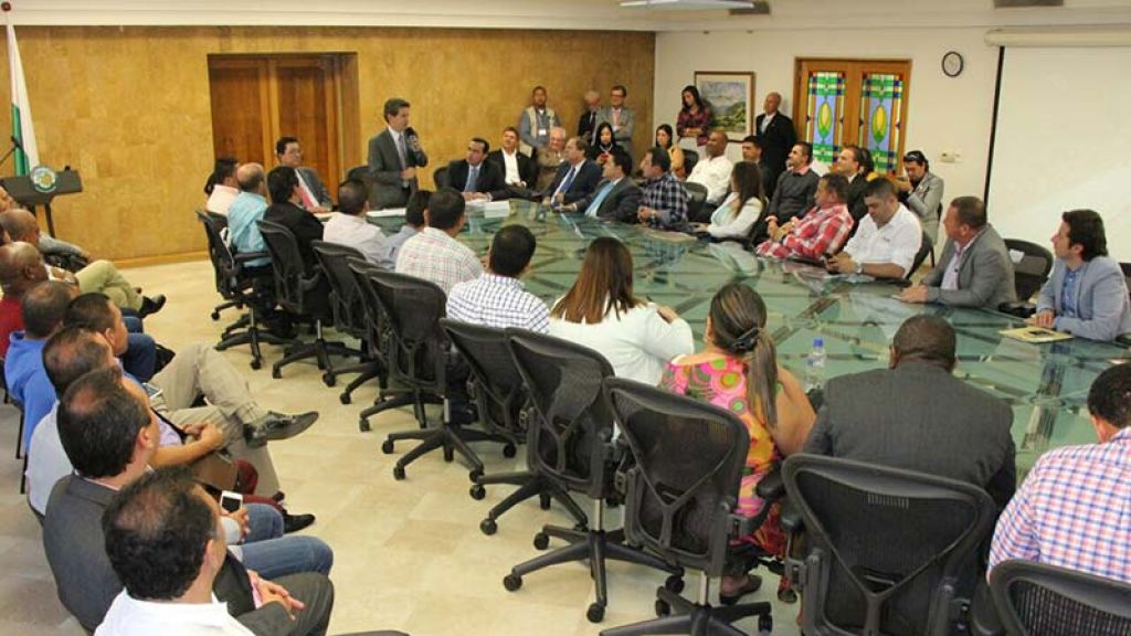 Gobierno Nacional pide al Gobernador de Antioquia permiso para replicar en todo el país su programa de pavimentación de la red vial terciaria