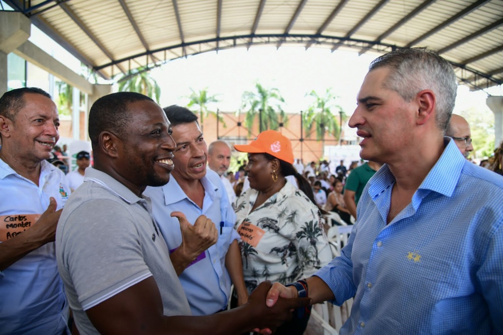 Gobernador Andrés Julián anunció inversiones en salud y servicios públicos en Urabá