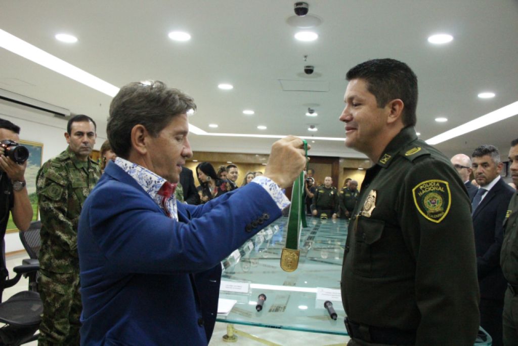 Escudo de Antioquia Categoría Oro para el Comandante saliente de la Policía del departamento