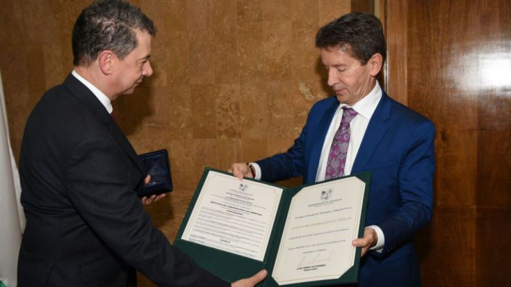 Gobernación entrega al Instituto de Cancerología Las Américas, Escudo de Antioquia, Categoría Oro