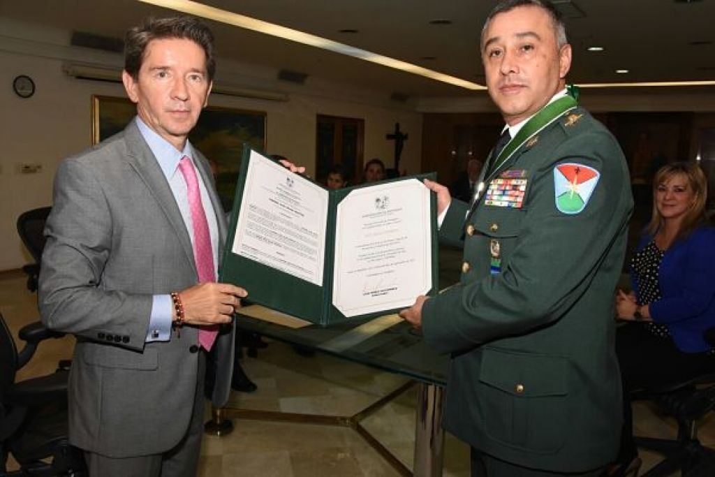Gobernador de Antioquia entregó el Escudo de Antioquia, Categoría Plata, al Coronel Saúl Rojas Huertas