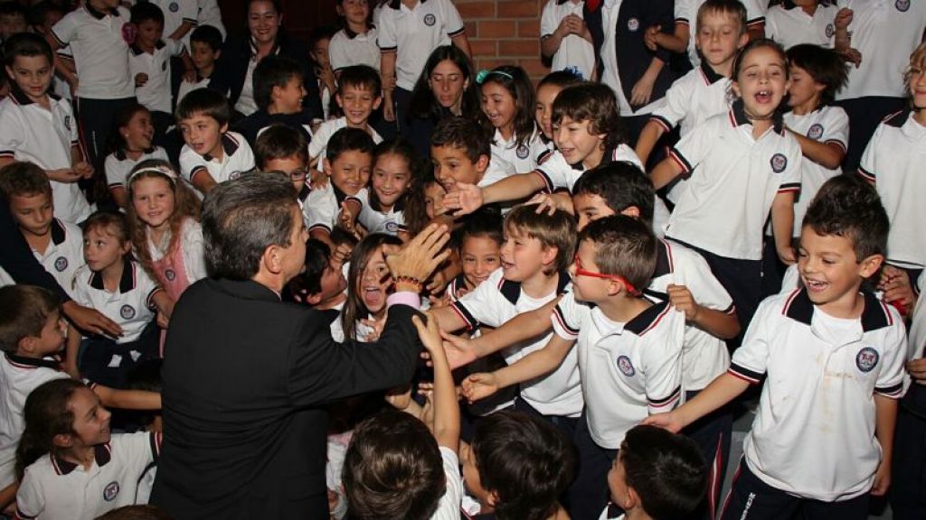 El Gobernador entregó al Colegio Montessori el Escudo de Antioquia, Categoría Oro