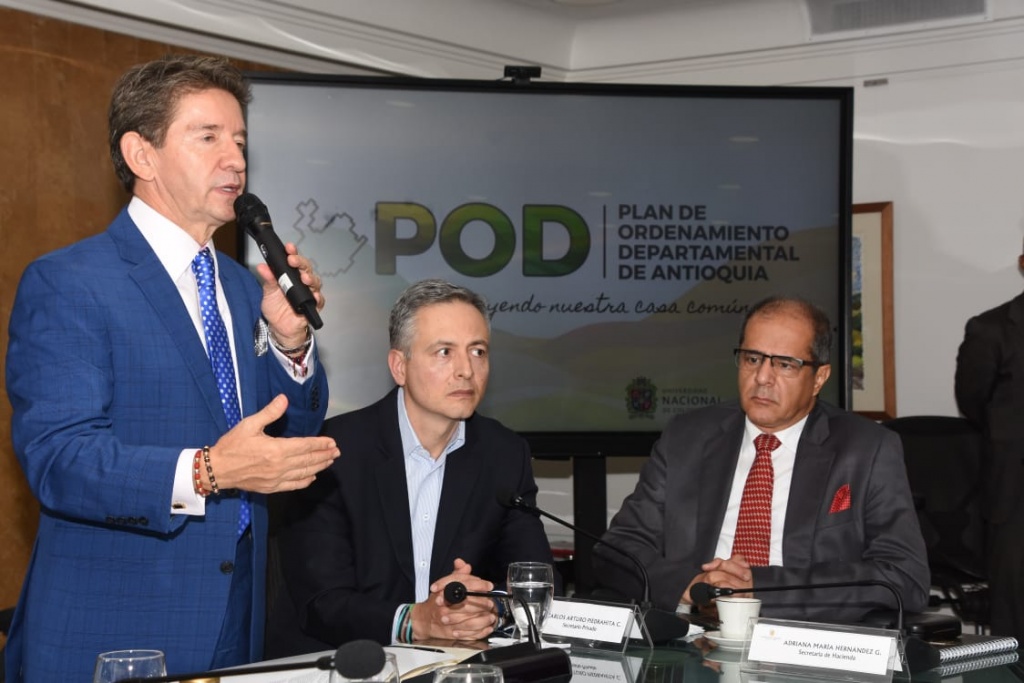 El Gobernador Luis Pérez sancionó la Ordenanza del primer Plan de Ordenamiento Territorial en Colombia