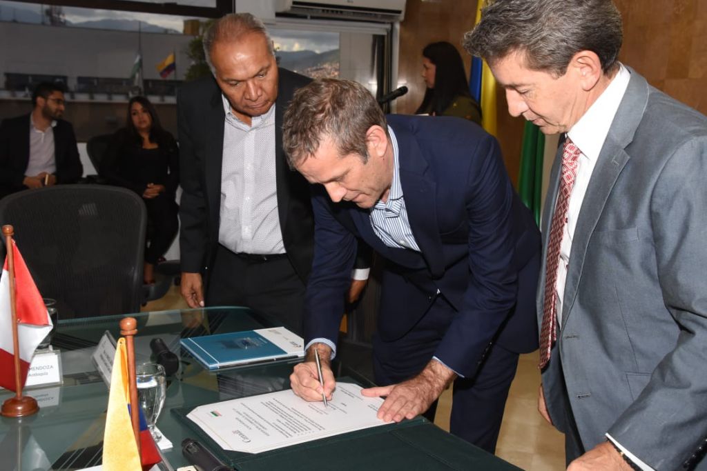 La Gobernación de Antioquia y la Embajada de Canadá firman acta de intención