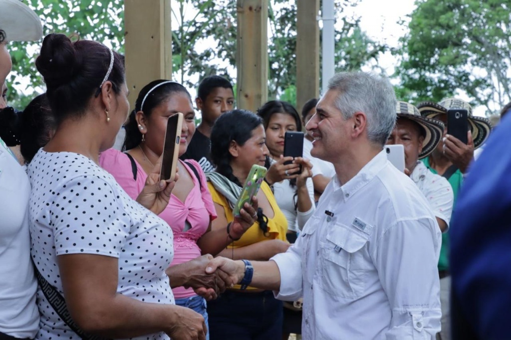 Gobernación de Antioquia pone en marcha el PAE Indígena y entregó, junto con EPM, cinco escuelas indígenas en Urabá