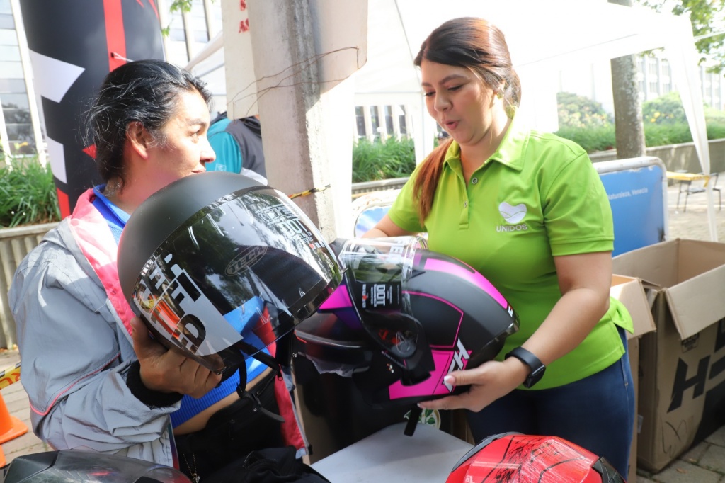 Motociclistas aprovechan jornada de CAMBIATÓN DE CASCOS de la Gobernación de Antioquia para adquirir uno nuevo y reglamentado