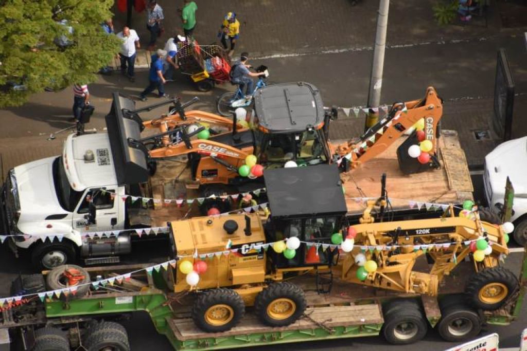54 municipios de Antioquia se benefician con la entrega de maquinaria amarilla