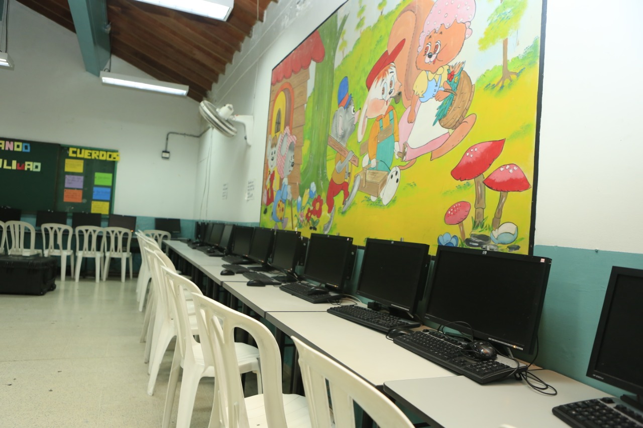 A partir de febrero, la Secretaría de Educación hará la primera entrega de equipos de cómputo portátiles en 30 sedes educativas de Antioquia