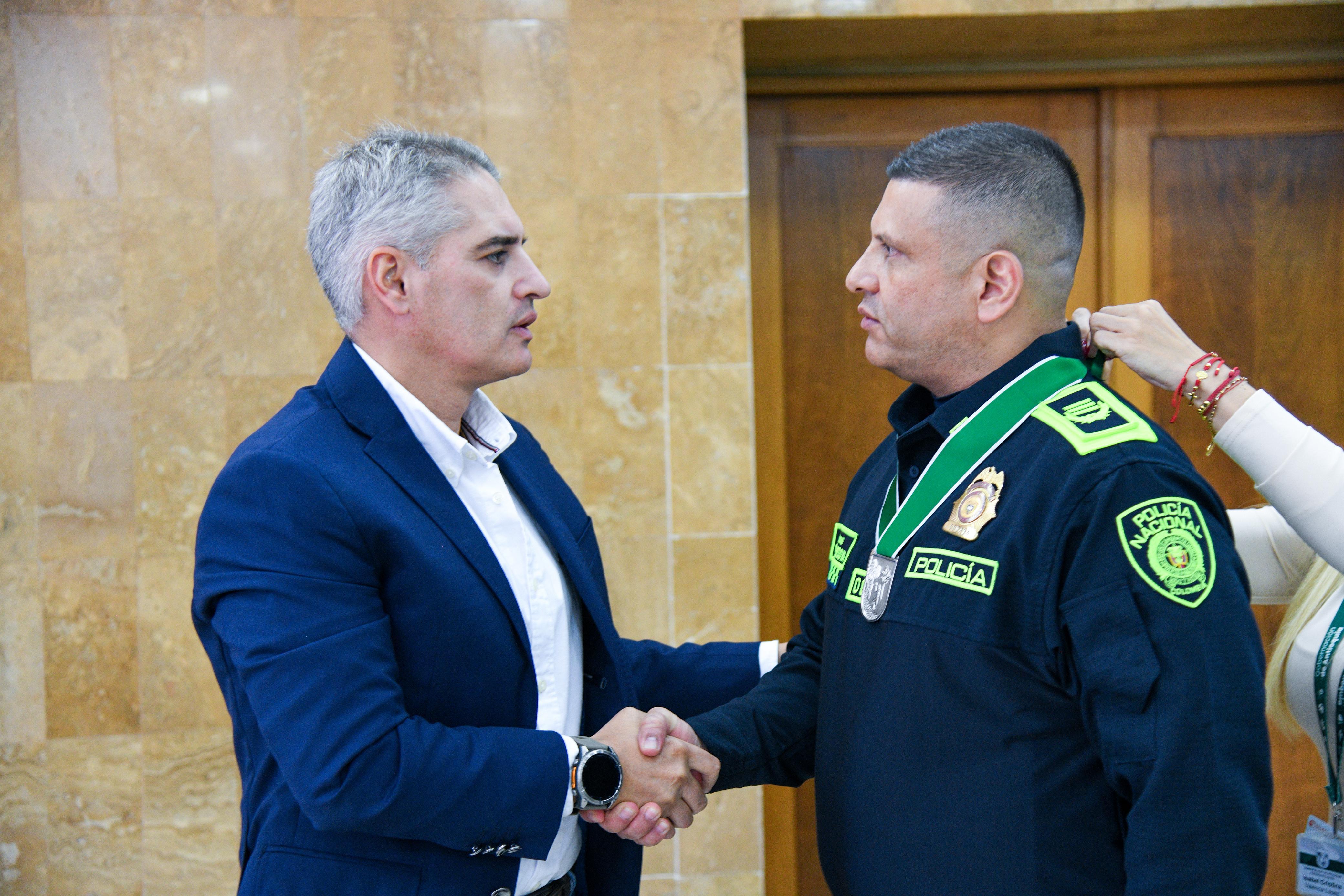 Gobernación de Antioquia homenajeó al comandante operativo del Departamento de Policía Antioquia 