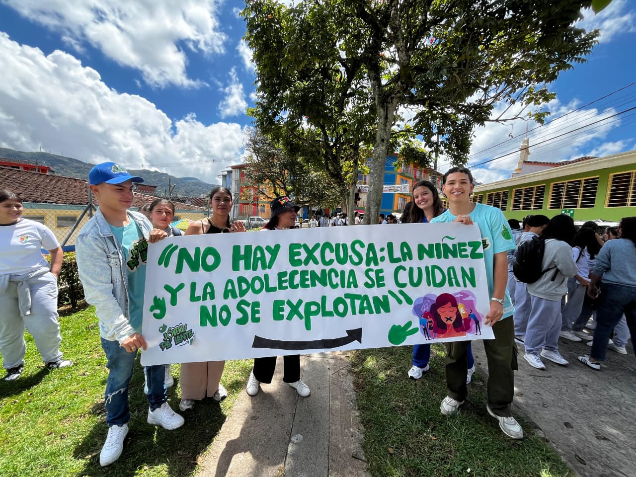 Jóvenes movilizandose en contra de la explotación sexual comercial de niñas, niños y adolescentes