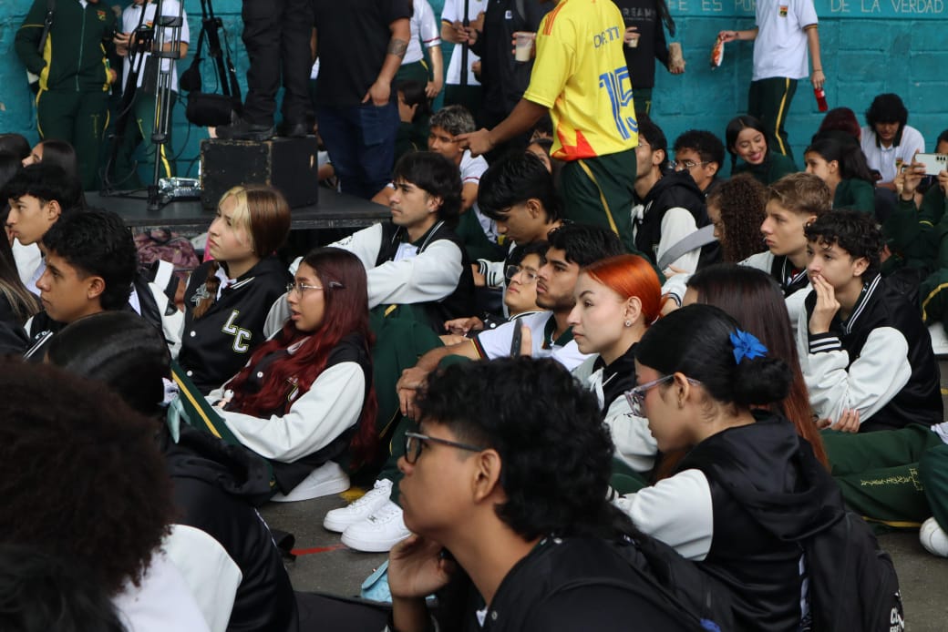 Jóvenes de Santo Domingo viviendo una experiencia de Freestyle 