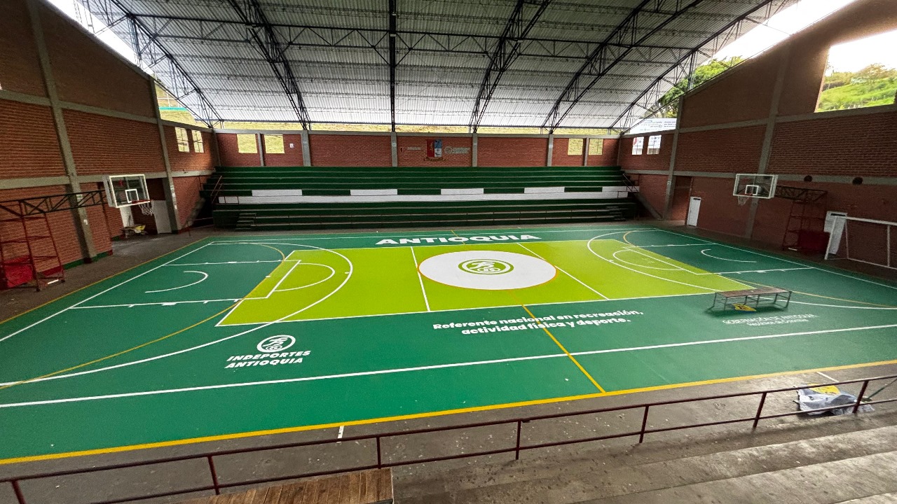 Gobernador Andrés Julián inaugura mejoras de placa polideportiva en El Santuario