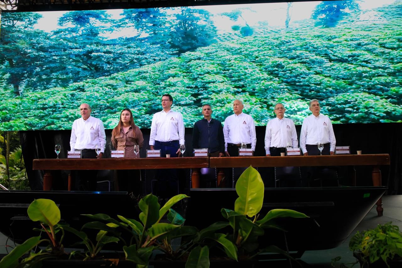 "Tenemos que defender la caficultura y la libertad de cada propietario para hacer con su tierra lo que más le convenga", dijo el Gobernador Andrés Julián ante cafeteros de Antioquia