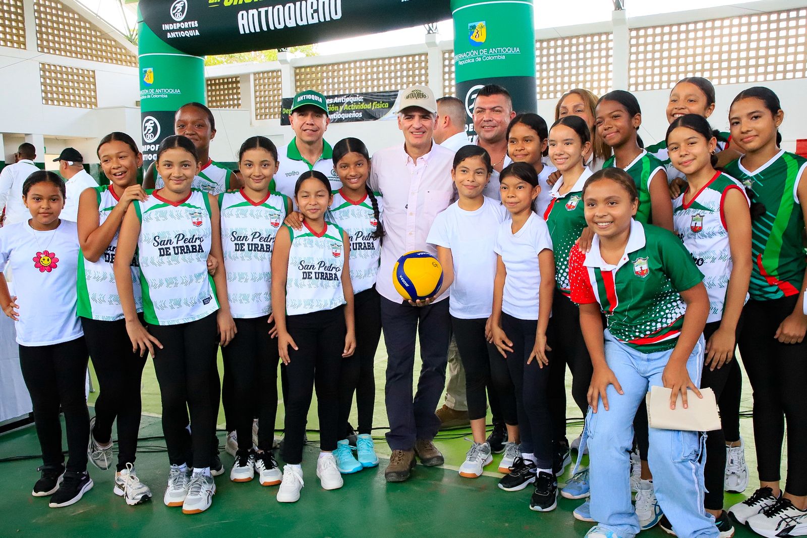 imagen, Gobernador Andrés Julián entregó obras de salud, deporte y vivienda en San Pedro de Urabá