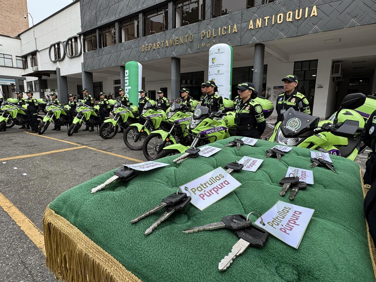 Gobernador Andrés Julián entregó patrullas púrpuras a la Policía Nacional y presentó el nuevo cartel de los más buscados por cometer delitos contra niñas y mujeres en Antioquia 