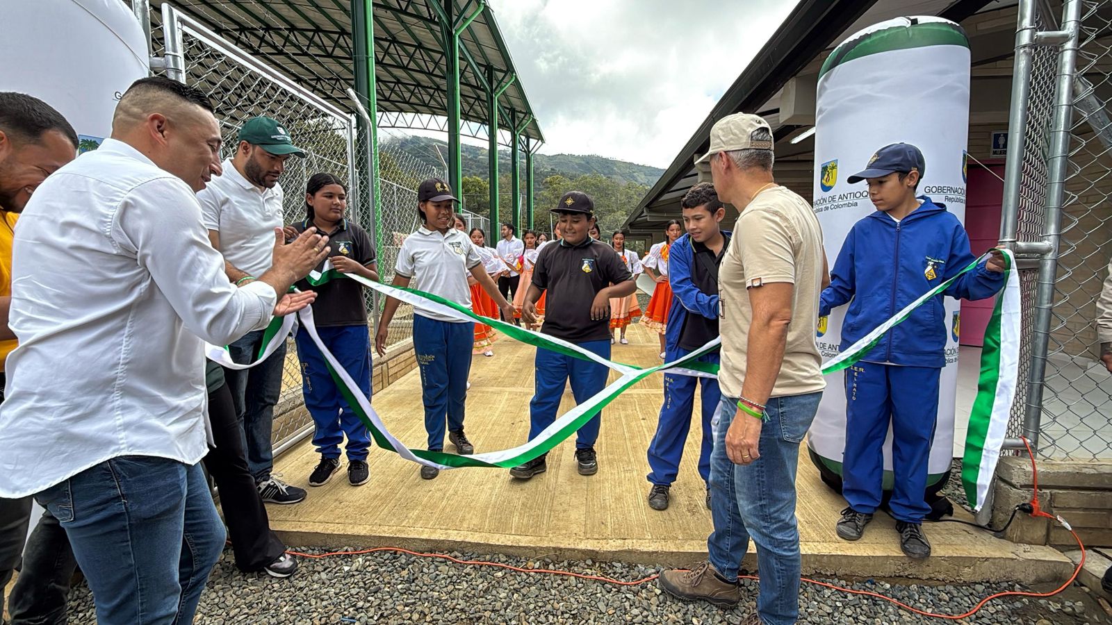 Gobernador Andrés Julián entrega nueva sede educativa y obras en el hospital de Caicedo