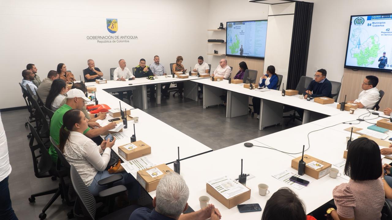 Con entrega de radios de comunicación, la Gobernación de Antioquia fortalece la Red de Apoyo de la Policía Nacional