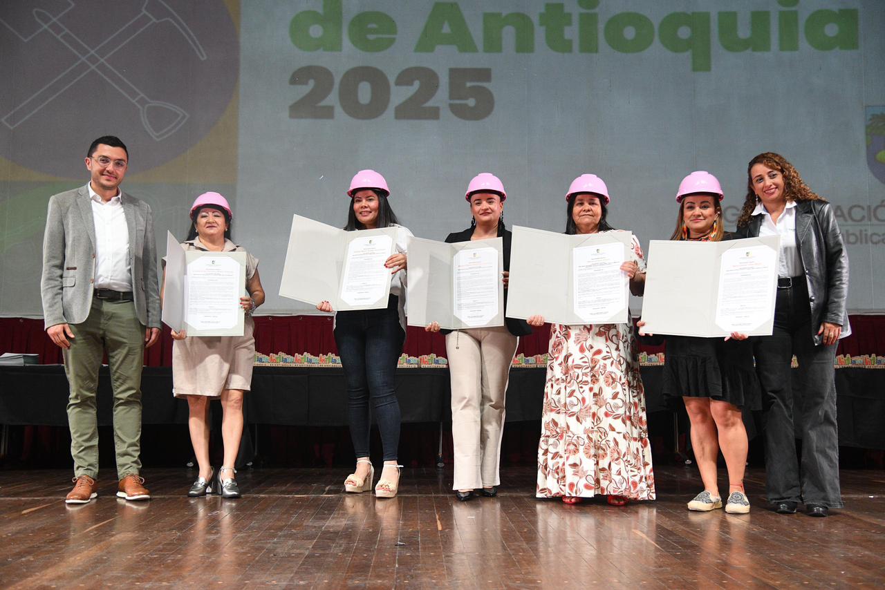 Gobernación de Antioquia reconoció a mujeres mineras, emprendedores y líderes del sector turismo destacados en el departamento