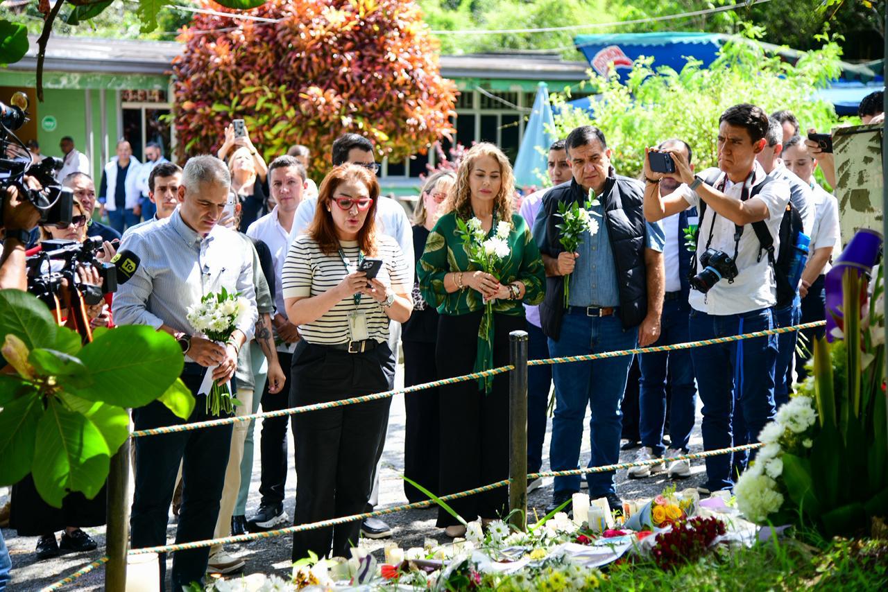 “Oramos para que las familias tengan sosiego”, dijo el Gobernador Andrés Julián al visitar el Liceo Antioqueño de Bello 