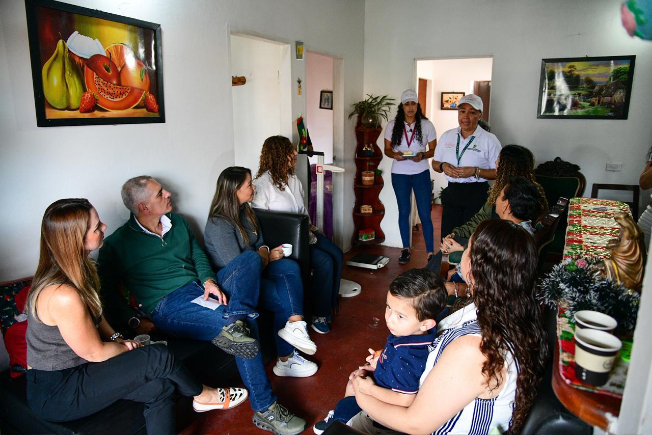 El Gobernador Andrés Julián y la Primera Dama Susana Ochoa, visitaron en Marinilla un hogar que se beneficia del programa Arrullos