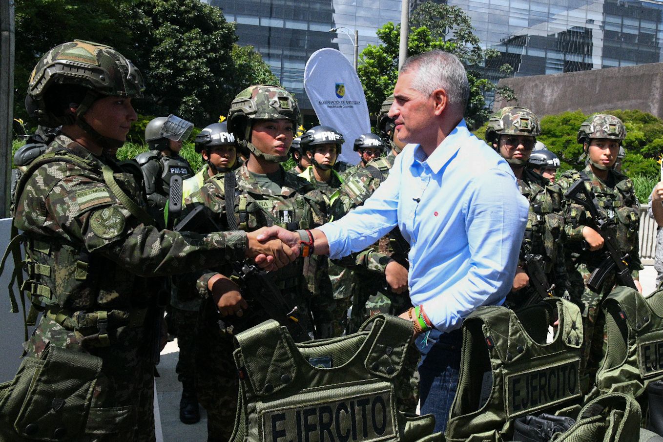 Gobernador Andrés Julián entregó cascos balísticos, chalecos antibalas, botas, sobrecarpas y radios al Ejército Nacional