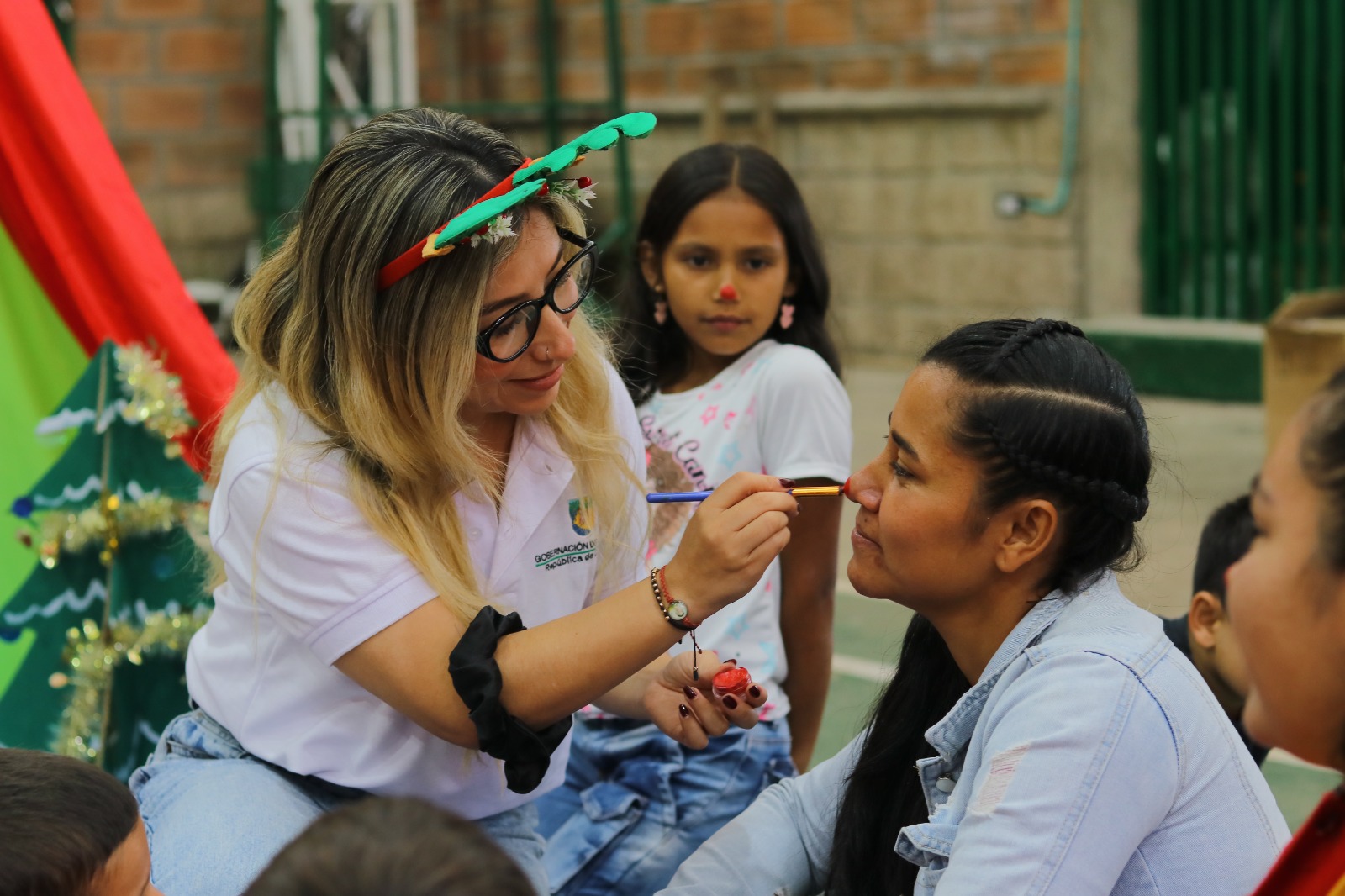 Arrullos Antioquia cierra el 2025 con 874 encuentros educativos de Navidad y entrega de paquetes alimentarios para la primera infancia