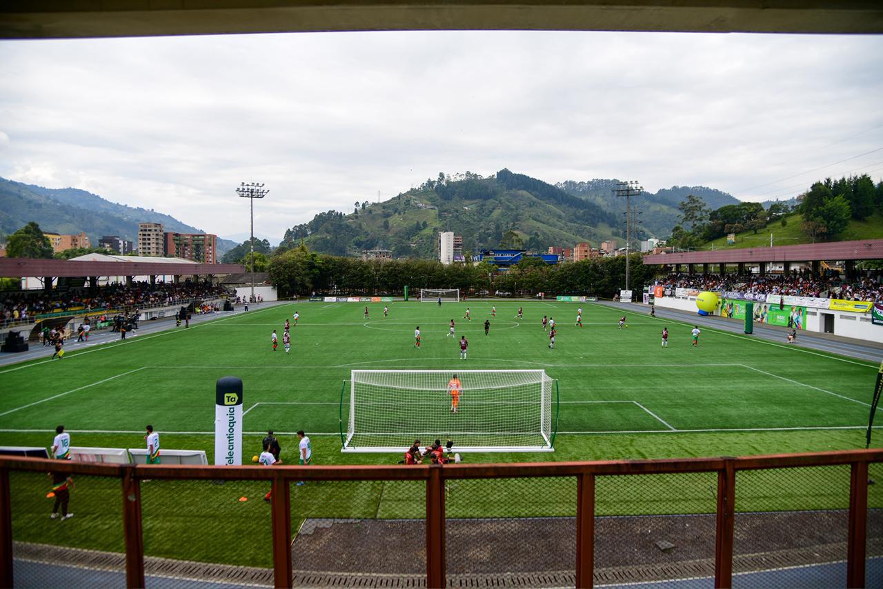 Gobernación de Antioquia fortalece infraestructura deportiva con la puesta en funcionamiento del renovado estadio municipal de Caldas
