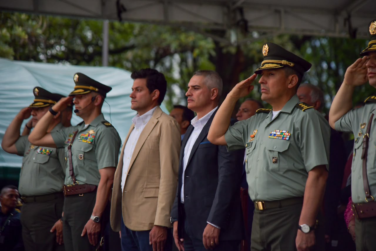 Gobernador Andrés Julián acompañó transmisión de mando de nuevos comandantes de la Policía Nacional en Antioquia