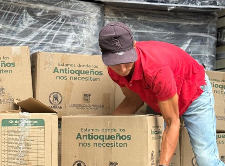 Gobernación de Antioquia entrega ayuda humanitaria a familias afectadas por las lluvias en Urabá