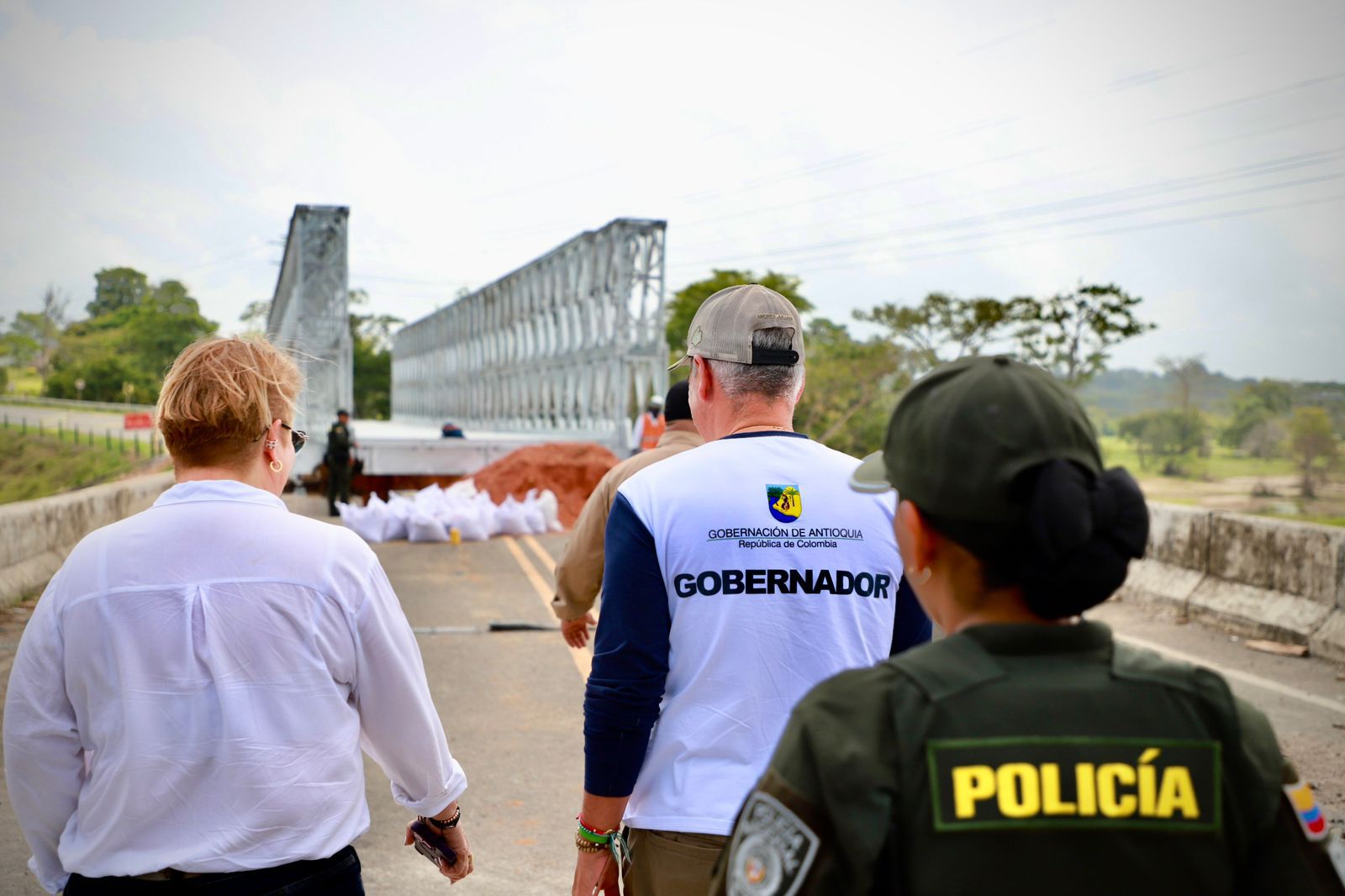 Andrés Julián visitó obras donde se instalan dos puentes militares sobre el río Mulatos y el río San Juan, en Urabá.