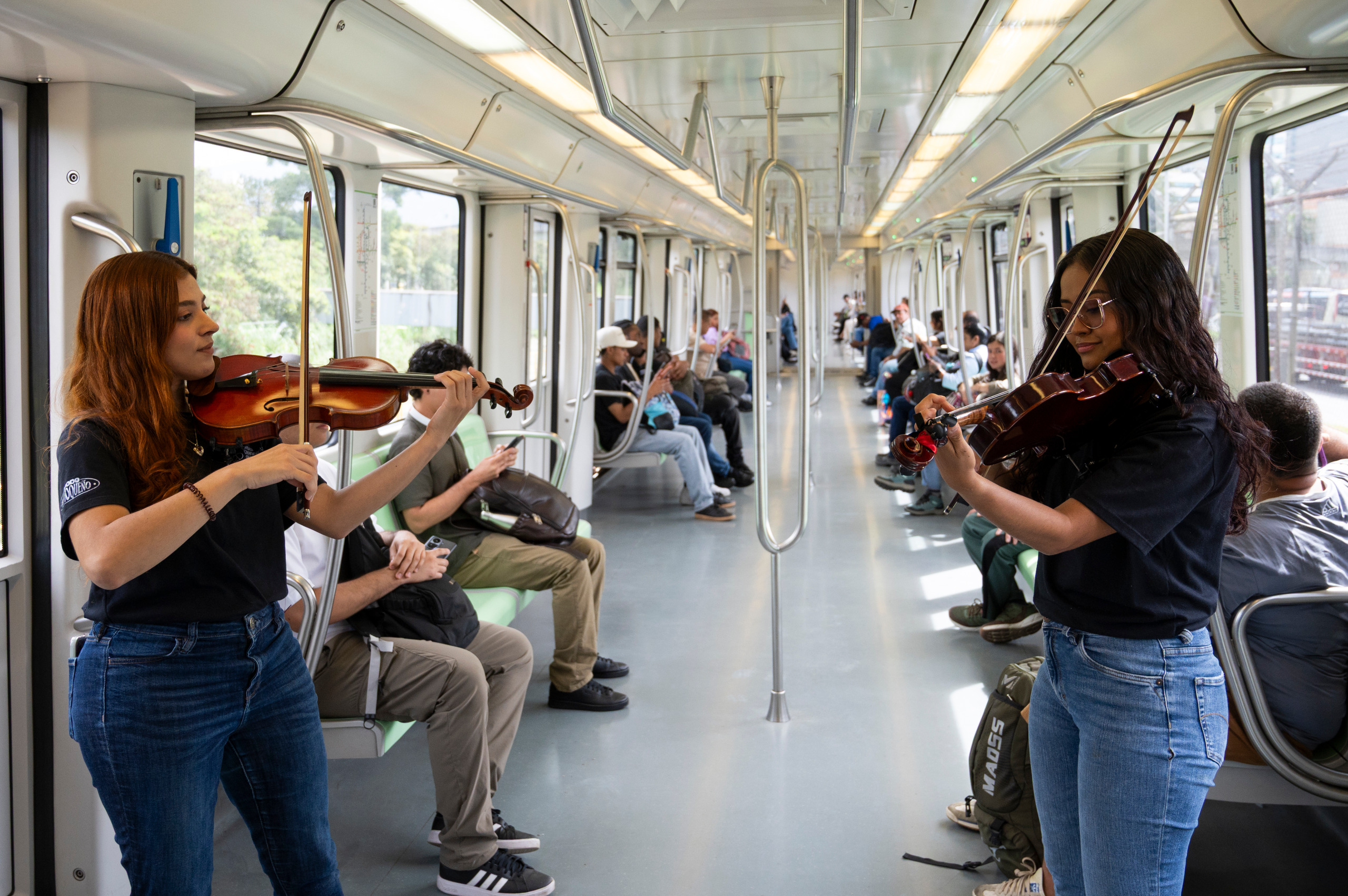 La conmemoración del Día Internacional por los Derechos de las Mujeres llegó al metro de Medellín con activaciones pedagógicas y la instalación del punto violeta