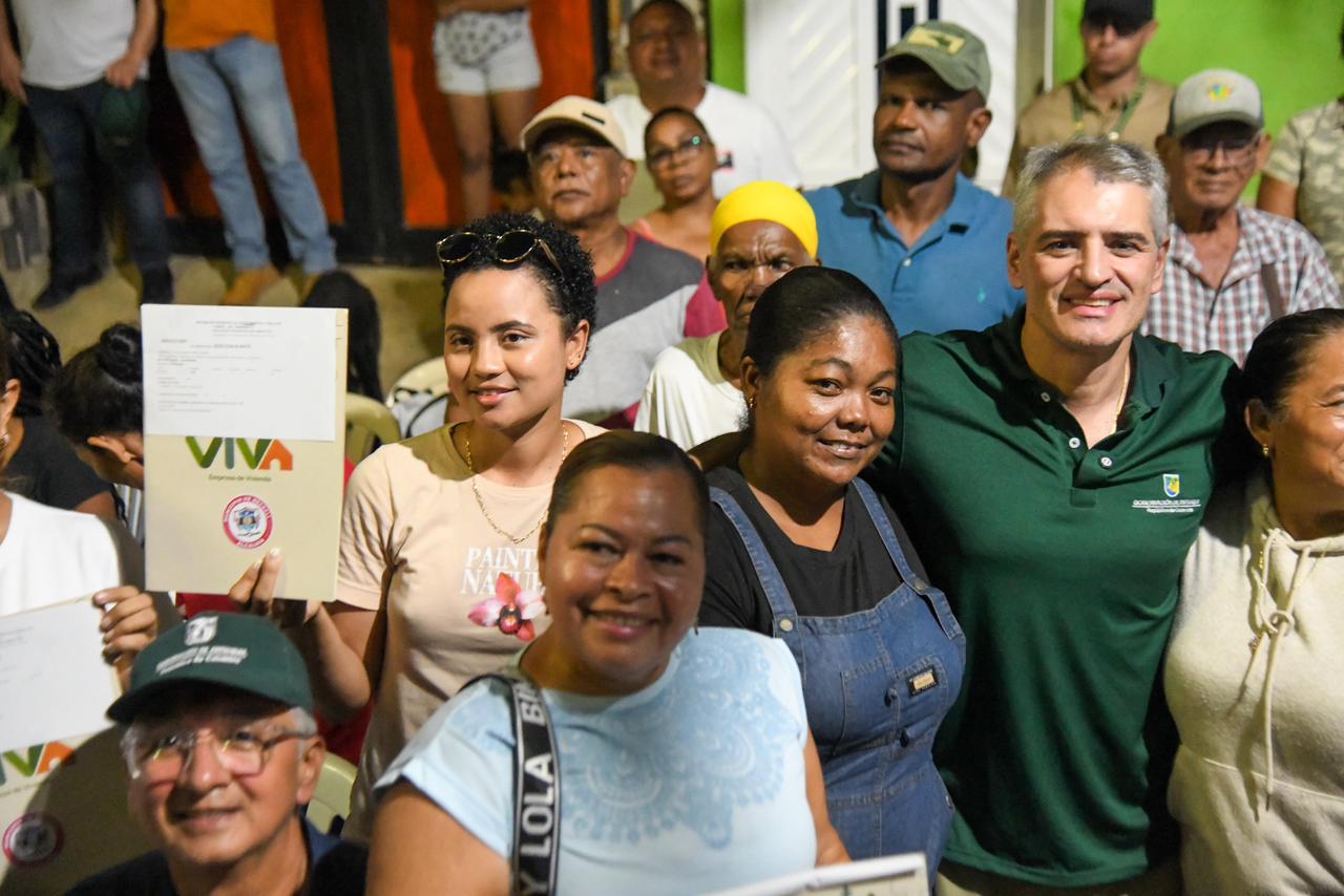 Gobernador Andrés Julián entregó títulos de propiedad de viviendas a familias en Necoclí 