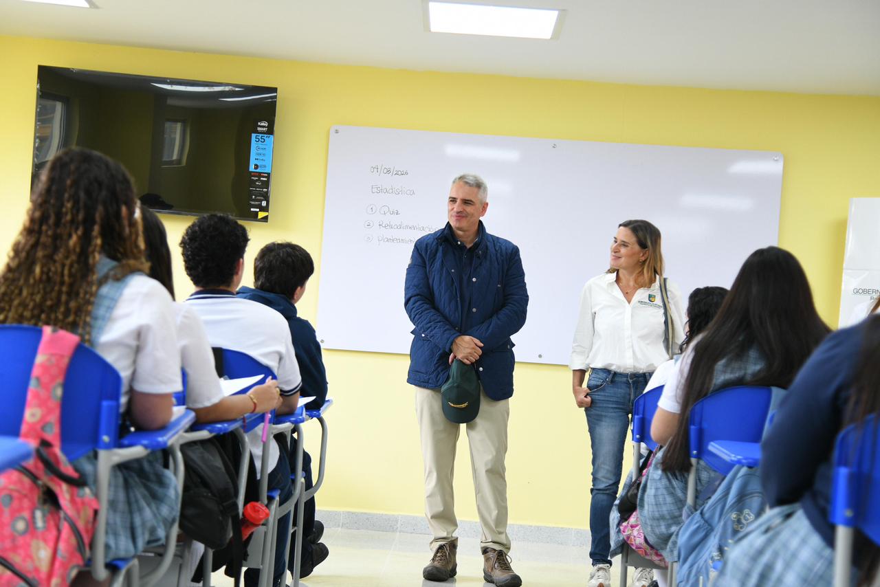 Gobernación de Antioquia pone en servicio nueva infraestructura educativa y formaliza viviendas del Plan Rescate en Guatapé