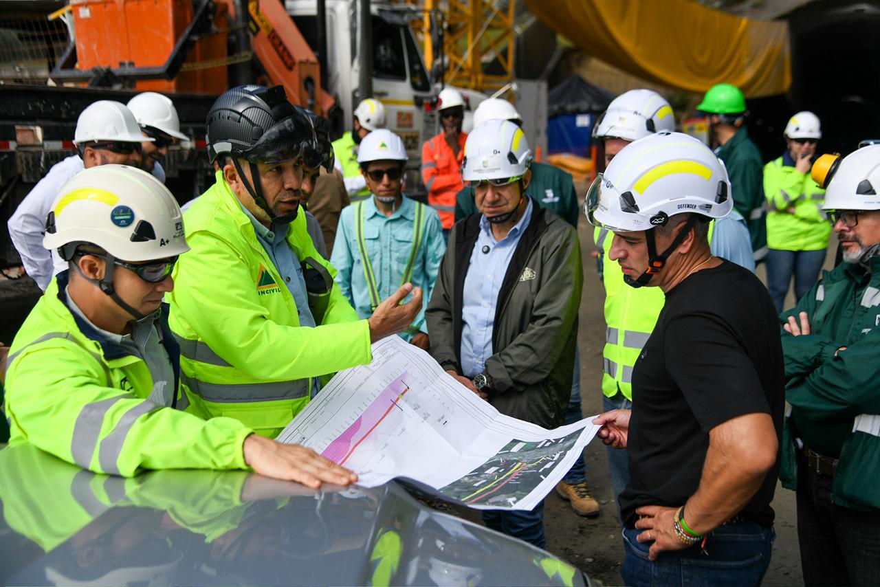  Gobernador Andrés Julián recorrió obras de la segunda etapa del Túnel de Oriente; avance de obra es del 16%.
