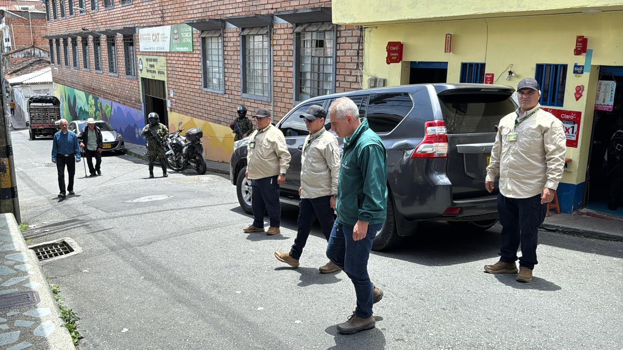 Gobernador de Antioquia visitó a familia de Mateo Pérez Rueda, periodista desaparecido en Briceño 