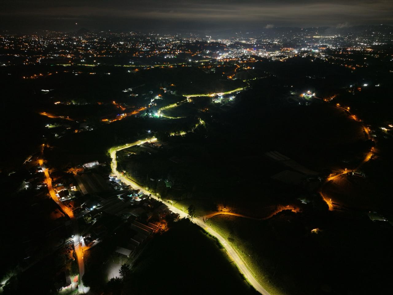 La Gobernación de Antioquia entrega 565 luminarias y mejora la seguridad vial entre Marinilla y El Peñol