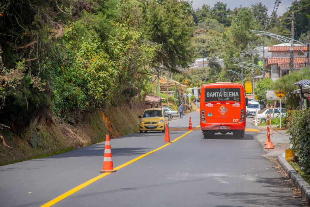 La Gobernación de Antioquia avanza en la rehabilitación gradual del corredor vial Santa Elena