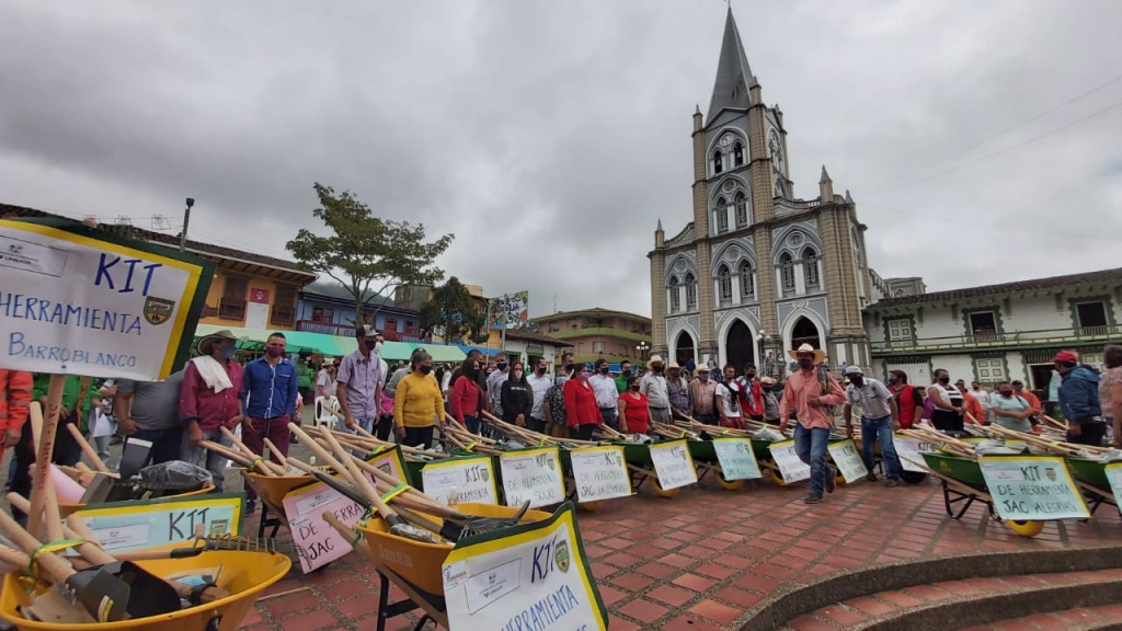 Gobernación de Antioquia lanza su programa de mantenimientos manuales y convites ciudadanos participativos para las vías de sus municipios