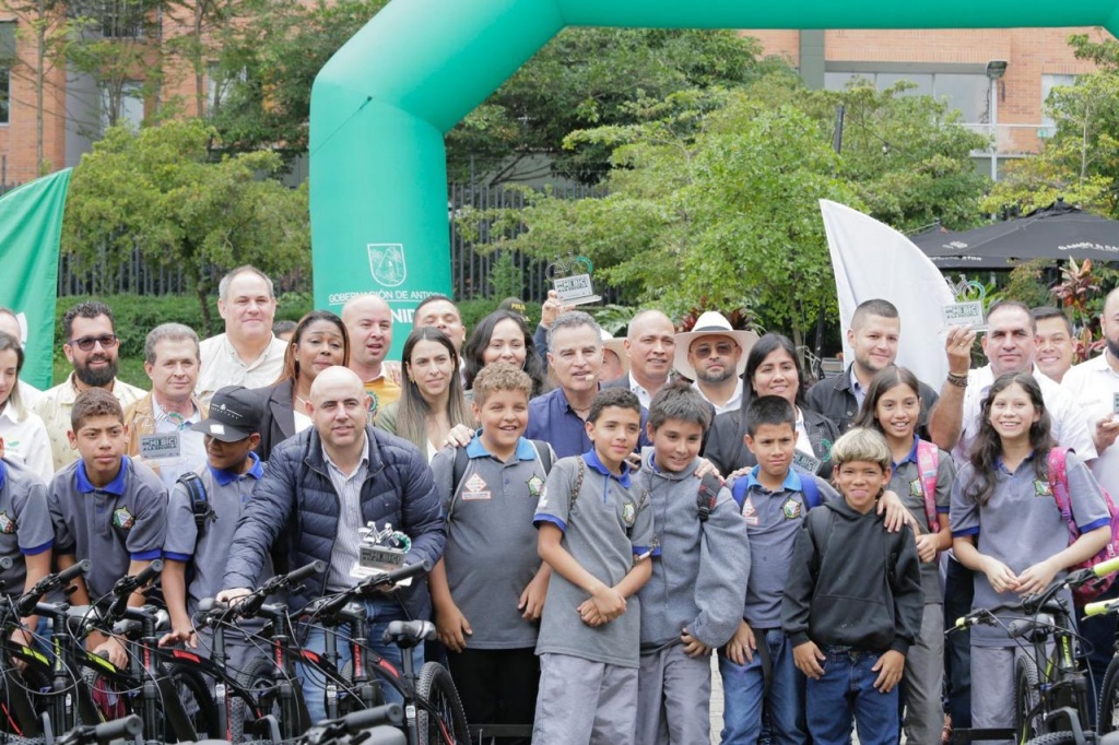 Gobernador de Antioquia entregó simbólicamente a 62 municipios, 6.000 bicicletas que hacen parte de la estrategia “En Bici a la Escuela”